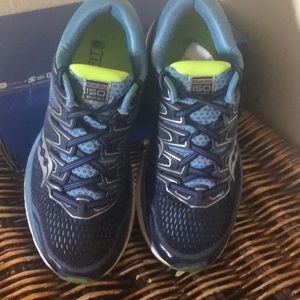 Nearly New Saucony ladies 8 ,Everun Hurricanes